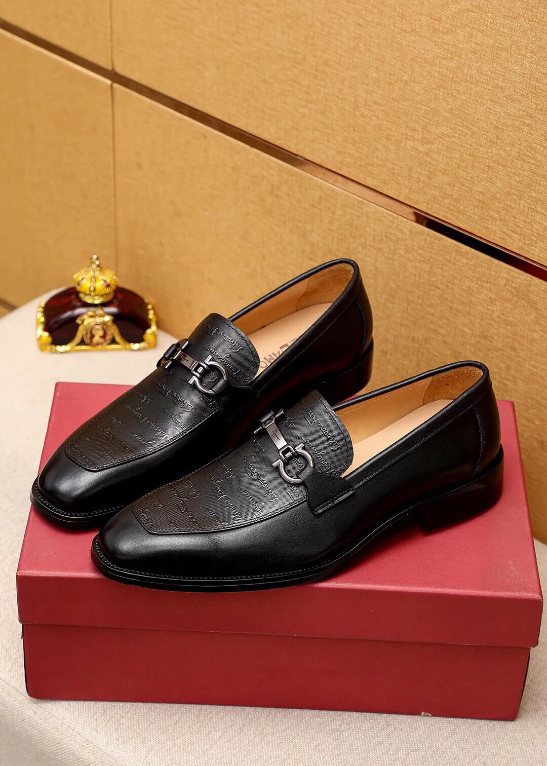 Men's shoes 💰460 💐 Product trademark: Ferragamo "Ferragamo" casual leather shoes Regular size: 38-44 (45.46.47🉑️Customized) Product materials: Selected imported first-layer calfskin embossed upper + luxury hardware buckle, imported water-dyed cow leather lining. Strong three-dimensional visual effect, original outsole color: 2 colors available
